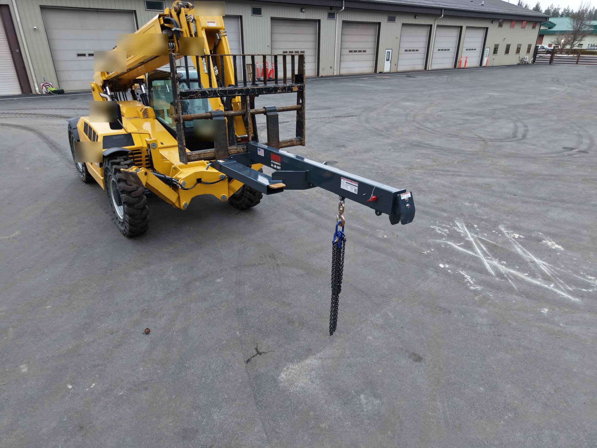 Telehandler with the IA-JB-60T jib boom mounted, swivel hook and chain rigging hanging